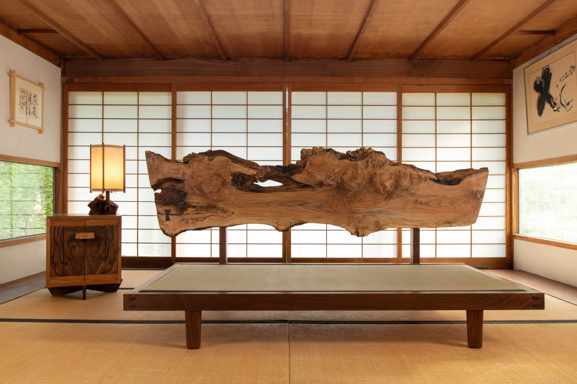 кровать в японском стиле дерево